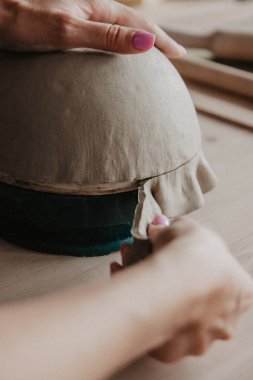 Genç kadın kesme aşırı kil bitmemiş plaka