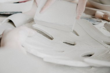 Çanak çömlek yapım kadın. Kil plaka zımparalama işlemi Close-up