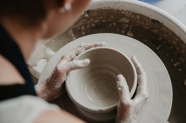 Genç kadın kil seramik plaka kalıplanmış