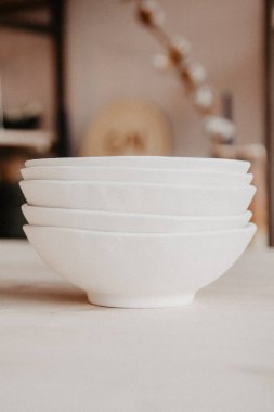 Seramik tabaklar konforlu sırtında