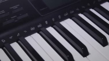 Kaymak vurdu synthesizer klavye, yakın çekim