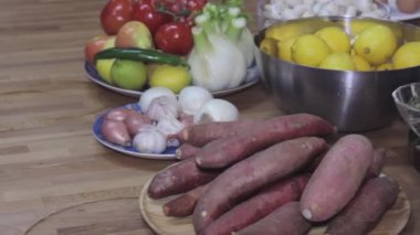 Yığın taze sebze, masaya vurdu kaydırıcı ürün yelpazesine sebze