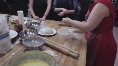 Bir sürü insan ekmek atölye, atış kaymak yapma