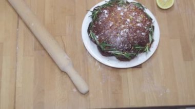 En iyi Terasımdan yarım limon, atış kaymak ahşap bir zemin üzerine oklava ile bir pasta