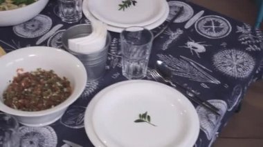 Tabaklar, çatal bıçak takımı, yavaş kaydırıcı çekim ile masa ayarı