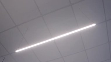 Dizeleri üzerinde floresan neon ışık tüp, sürgü atış