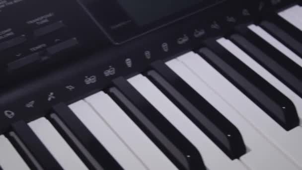 Schuifregelaar shot van synthesizer toetsenbord, close-up — Stockvideo