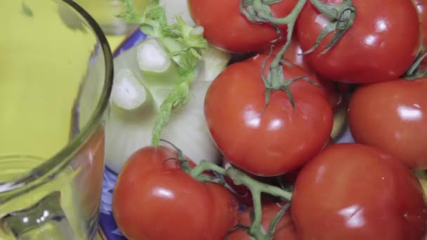 Tomates molhados frescos, cebola e peras em uma chapa, no fundo de madeira, movimento deslizante — Vídeo de Stock