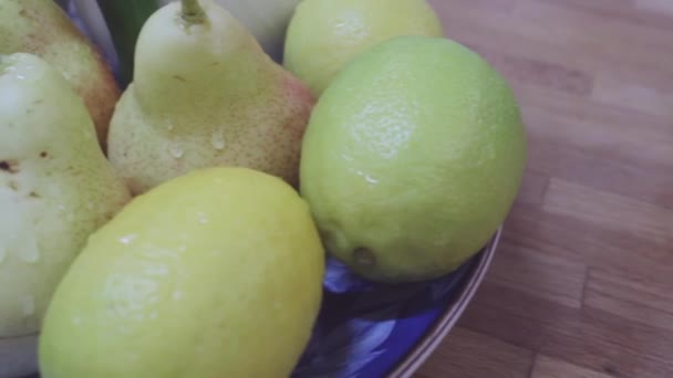 Здоровый общий европейский груши сваи свежие фрукты на тарелке медленный наклон — стоковое видео