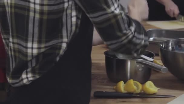 Laboratorio di cucina, preparazione di limone, tiro cursore — Video Stock