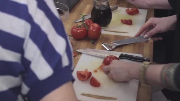 Cooking workshp, female hands cutting tomato, slider shot — Stock Video