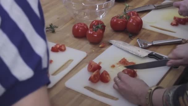 Cooking workshp, female hands cutting tomato, slider shot — Stock Video