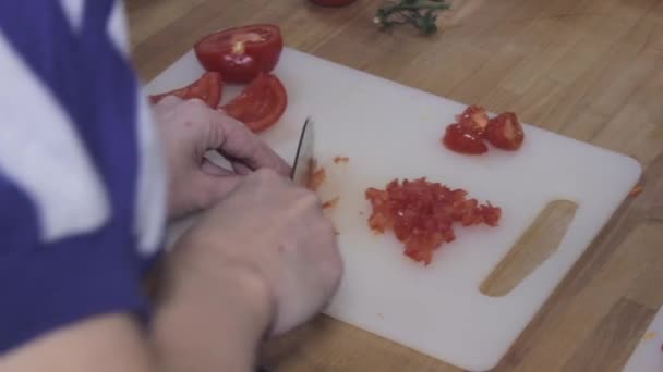 Cooking workshp, female hands cutting tomato, slider shot — Stock Video