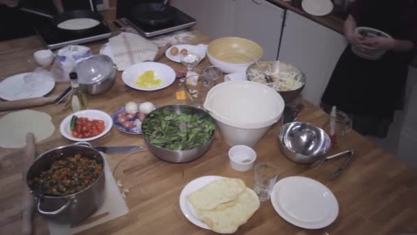 Mensen dienen food Ingredients op workshop — Stockvideo