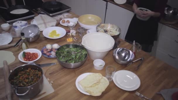 Persoanele care servesc ingridienți alimentari la atelier — Videoclip de stoc