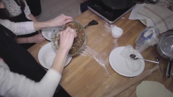 Mensen dienen food Ingredients op workshop — Stockvideo