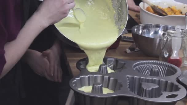 Mujer con sartén de masa haciendo panadería en el taller, slider shot — Vídeos de Stock