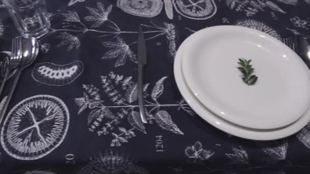 Cadre de table, couverts, plan à glissière lente — Video