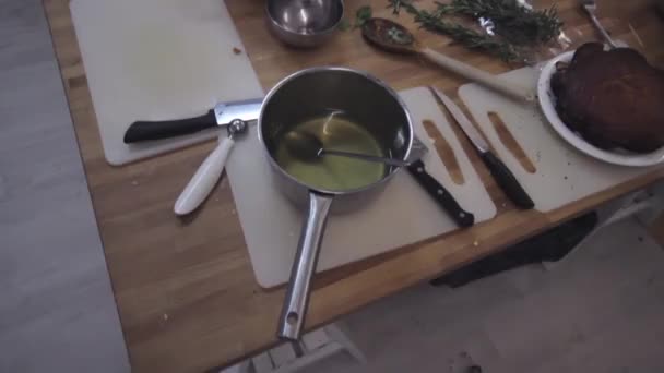 Comida desperdiciada en la mesa festiva después de la cena — Vídeo de stock