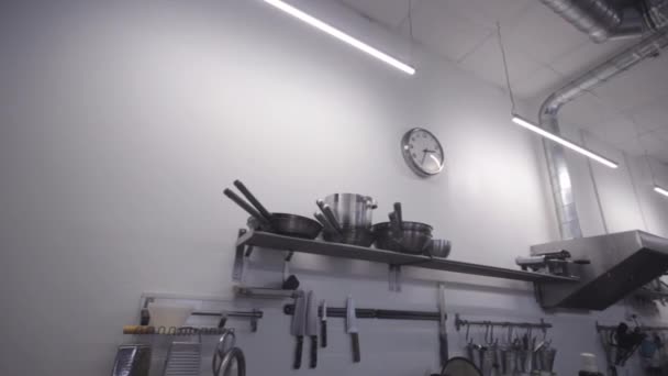 Professionelle Küche im Restaurant, Detail des Kochgeschirrs — Stockvideo