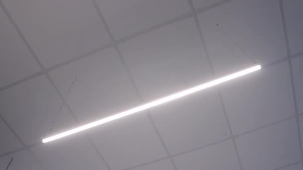 Флуоресцентная неоновая лампа на струнах, слайдер выстрел — стоковое видео
