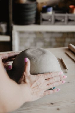 Genç kadın kil seramik plaka kalıplanmış