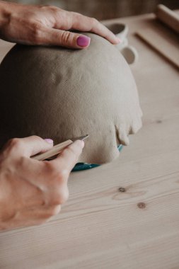 Genç kadın kil seramik plaka kalıplanmış