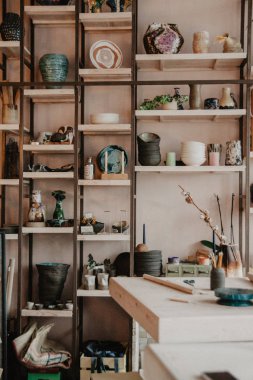 Seramik studio zanaat için kil, renk, sır ile çalış. Çatı uzay sanat ışığında