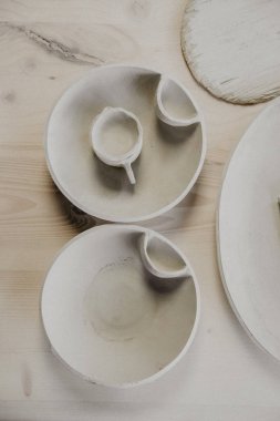 Dekoratif kil levha, kopya alanı ahşap bir zemin üzerine.