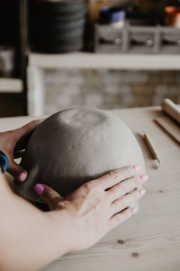 Genç kadın kil seramik plaka kalıplanmış