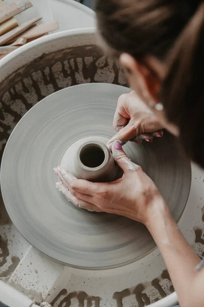 Criando um frasco ou vaso de barro branco close-up. Mulher mãos fazendo jarro de barro . — Fotografia de Stock