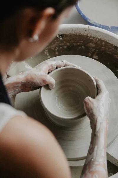 白い粘土が閉じられた瓶や花瓶を作成します。粘土のジャグを作る女性の手. — ストック写真