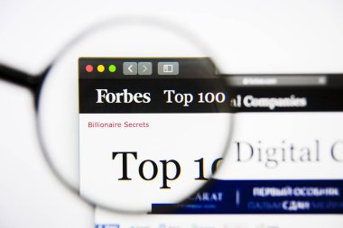 Los Angeles, Kaliforniya, ABD - 25 Ocak 2019: Forbes Top 100 web sitesi ana. Forbes logo görüntü ekranda görünür.