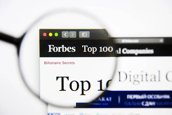 Los Ángeles, California, EE.UU. - 25 de enero de 2019: Página web de Forbes Top 100. Logotipo de Forbes visible en pantalla . — Foto de Stock