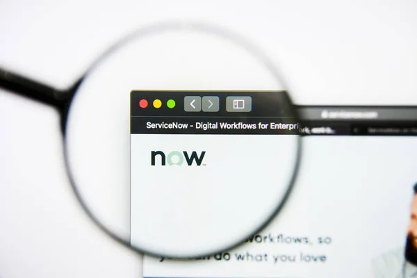 Los Angeles, California, USA - 25 January 2019: ServiceNow website homepage. ServiceNow logo visible on display screen. — Stock Photo, Image