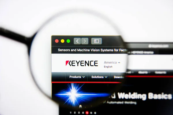 Los Ángeles, California, EE.UU. - 25 de enero de 2019: Página web de Keyence. Logotipo de la llave visible en pantalla . — Foto de Stock