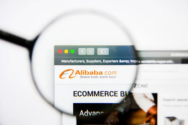 Los Ángeles, California, EE.UU. - 25 de enero de 2019: página web de Alibaba Retailing. Logotipo de Alibaba visible en pantalla . —  Fotos de Stock