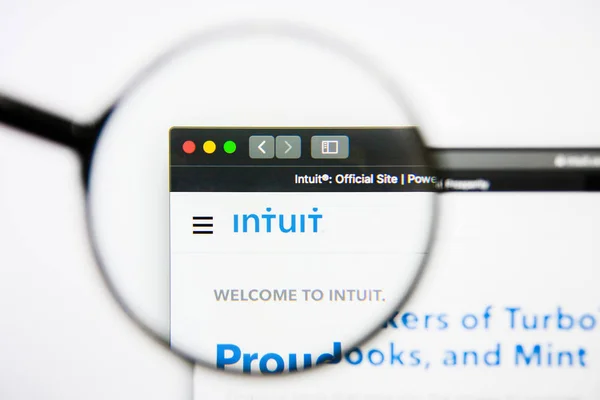 Los Ángeles, California, EE.UU. - 25 de enero de 2019: Página web de Intuit. Intuit logo visible en la pantalla . — Foto de Stock