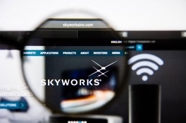 Los Angeles, Kaliforniya, ABD - 25 Ocak 2019: Skyworks çözümleri Web sitesi ana. Skyworks çözümler logo görüntü ekranda görünür.