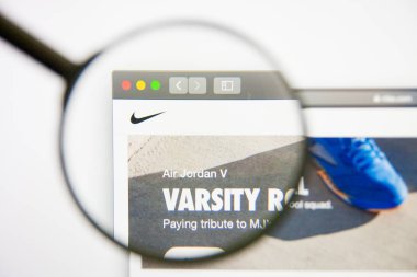 Los Angeles, Kaliforniya, ABD - 14 Şubat 2019: Nike Web sitesi ana. Nike logosu monitör ekranında görünür.