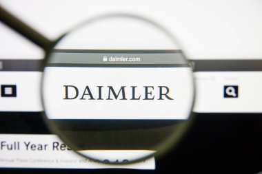 Los Angeles, Kaliforniya, ABD - 14 Şubat 2019: Daimler Web sitesi ana. Daimler logo monitör ekranında görünür.