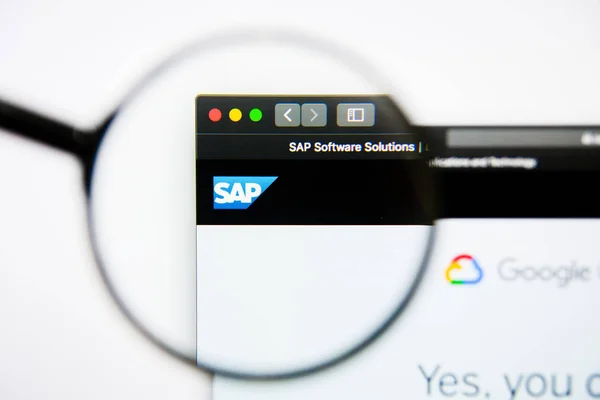 Los Angeles, California, USA - 25 January 2019: SAP website homepage. SAP logo visible on display screen. — Stock Photo, Image