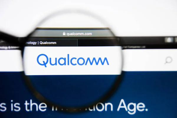 Los Angeles, California, USA - 25 January 2019: Qualcomm website homepage. Qualcomm logo visible on display screen. — Stock Photo, Image