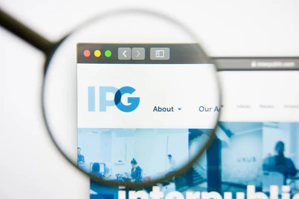 Los Ángeles, California, EE.UU. - 14 de febrero de 2019: Página web de publicidad de Interpublic Group. Logotipo del Grupo Interpúblico visible en la pantalla . — Foto de Stock