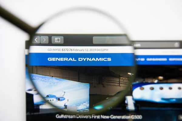 Los Angeles, California, USA - 14 February 2019: General Dynamics aerospace website homepage. General Dynamics logo visible on display screen. — Stock Photo, Image