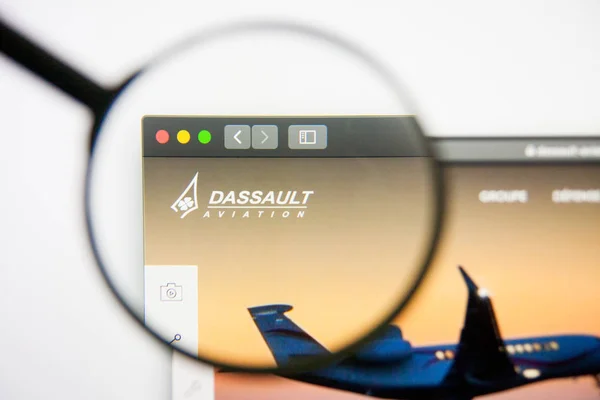 Los Ángeles, California, EE.UU. - 14 de febrero de 2019: Dassault Aviation aerospace website homepage. Logo de Dassault Aviation visible en la pantalla . — Foto de Stock