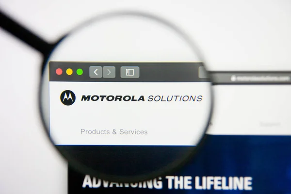 Los Ángeles, California, EE.UU. - 14 de febrero de 2019: Página web aeroespacial de Motorola Solutions. Logotipo de Motorola Solutions visible en la pantalla . — Foto de Stock