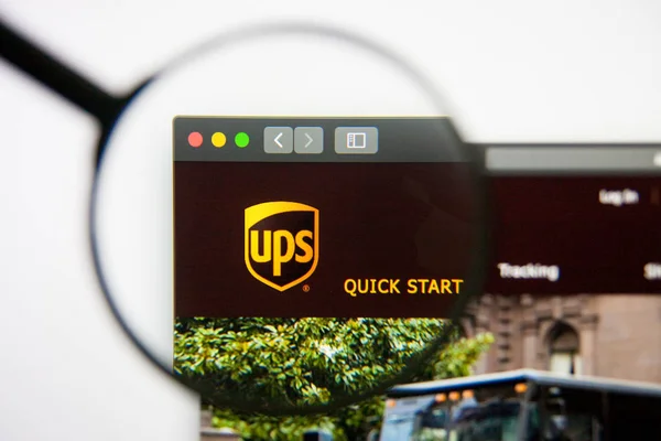 Los Ángeles, California, EE.UU. - 14 de febrero de 2019: página web del servicio de mensajería United Parcel Service. Logotipo de UPS visible en pantalla . — Foto de Stock