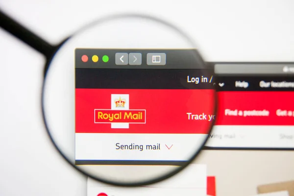 Los Ángeles, California, EE.UU. - 14 de febrero de 2019: Página web de mensajería de Royal Mail. Logo de Royal Mail visible en la pantalla . — Foto de Stock