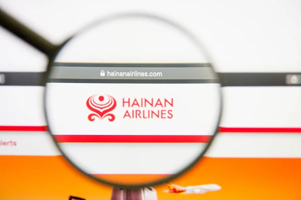 Los Angeles, California, USA - 14 February 2019: Hainan Airlines website homepage. Hainan Airlines logo visible on display screen. — Stock Photo, Image